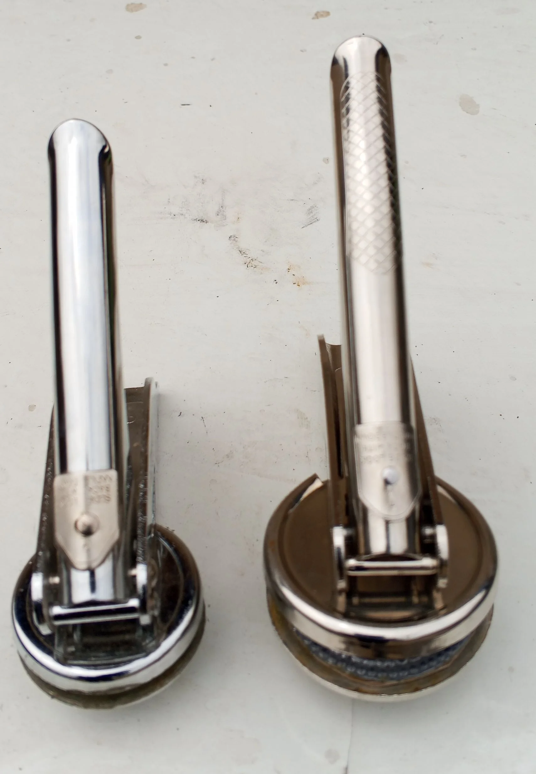 Side-by-side comparison of MALLAMIBRO's M1 (1.58 inch) and M2 (2 inch) embossing seal die sizes
